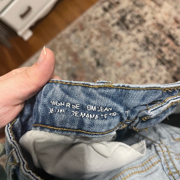 Distressed Hi Rise Mom Jeans very stretchy - Picture 3 of 4